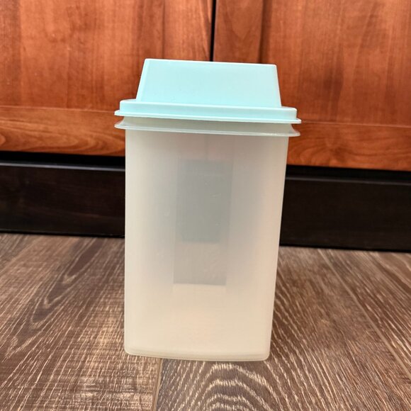 Tupperware Pick-A-Deli Pickle Container - Picture 3 of 16